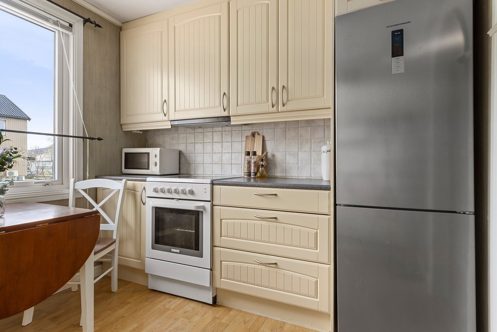 Det er montert kjøkkenventilator med avtrekk ut. Galleribilde