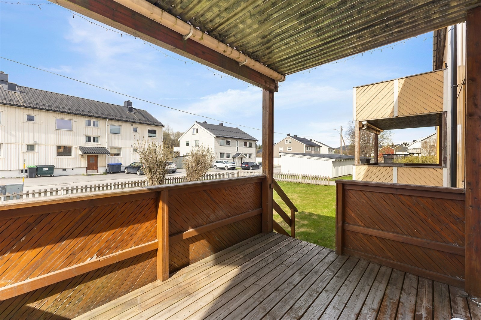 Veranda ligger fint til med nedgang til felles og plan hage. Omtrent hele hagen er skjermet mot vei med gjerde. Galleribilde