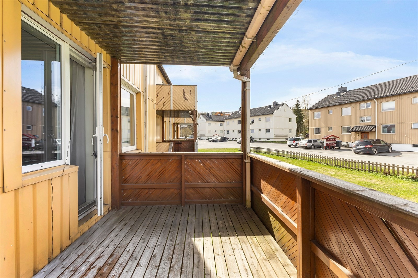 Leiligheten befinner seg i 1. etasje, og har takoverbygget veranda på ca. 8 m2 med videre nedgang til borettslagets felles hage. Galleribilde