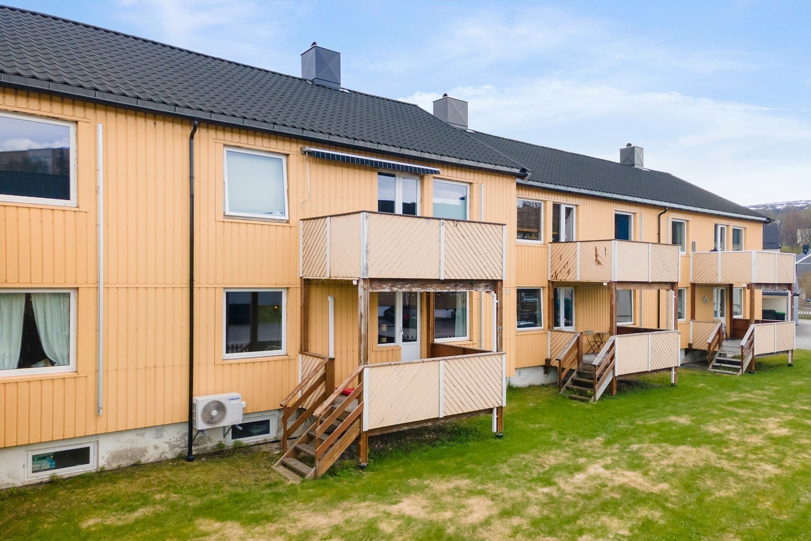 Leiligheten er i 1. etasje med trapp ned til hage. Galleribilde