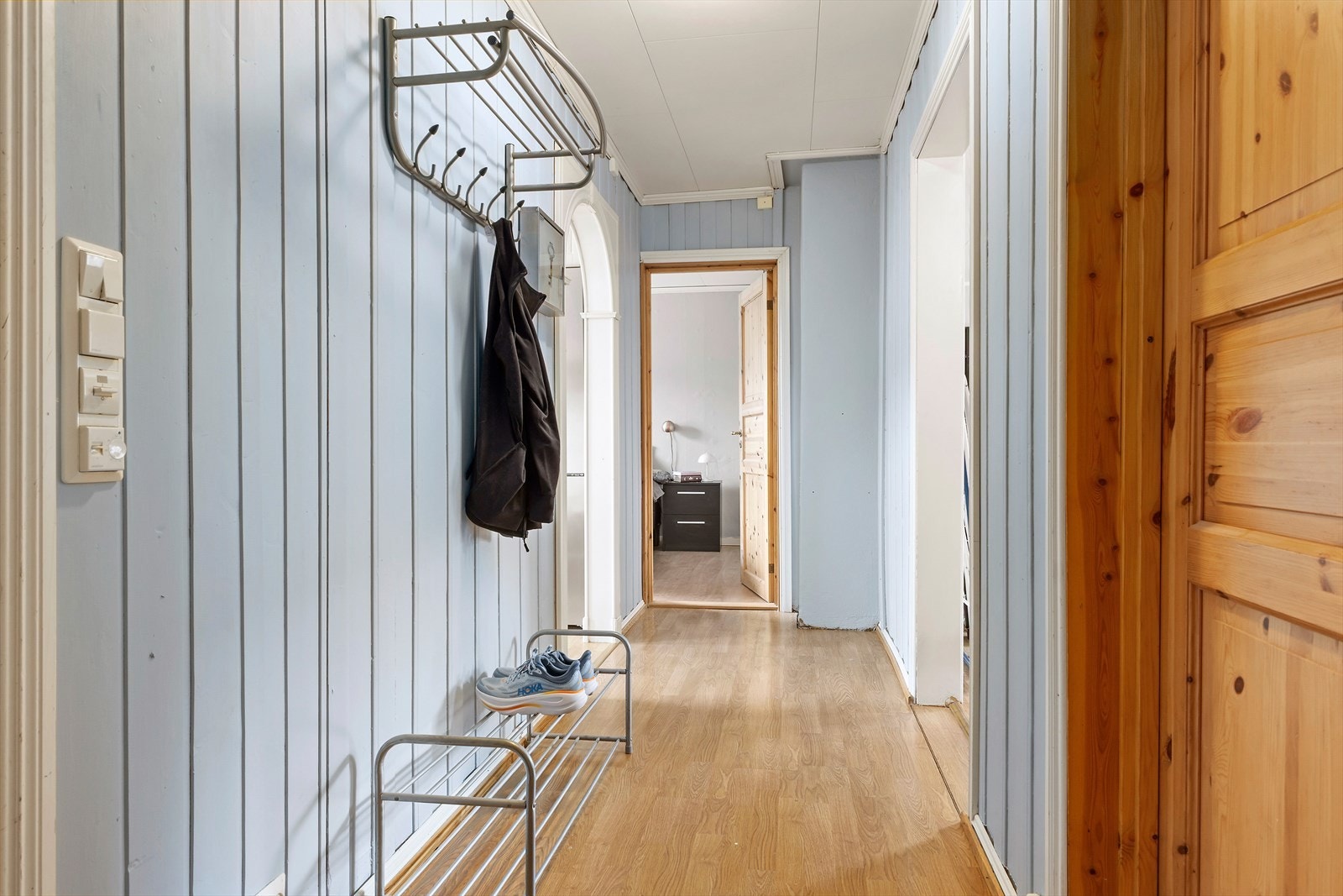 Entré/gang gir adkomst til alle rom i leiligheten, se plantegning. Galleribilde