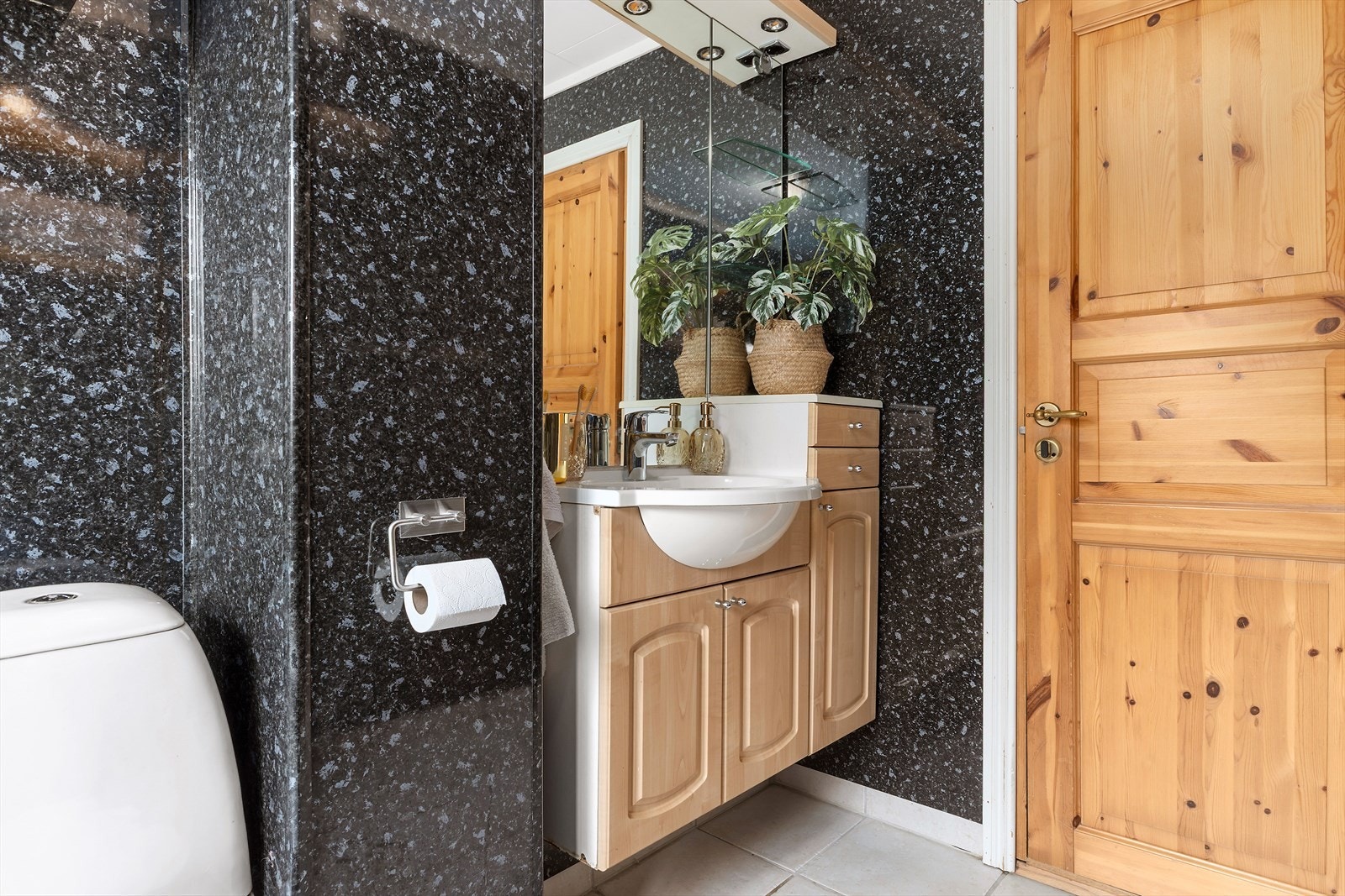 Det er flislagt gulv med varmekabler. Galleribilde