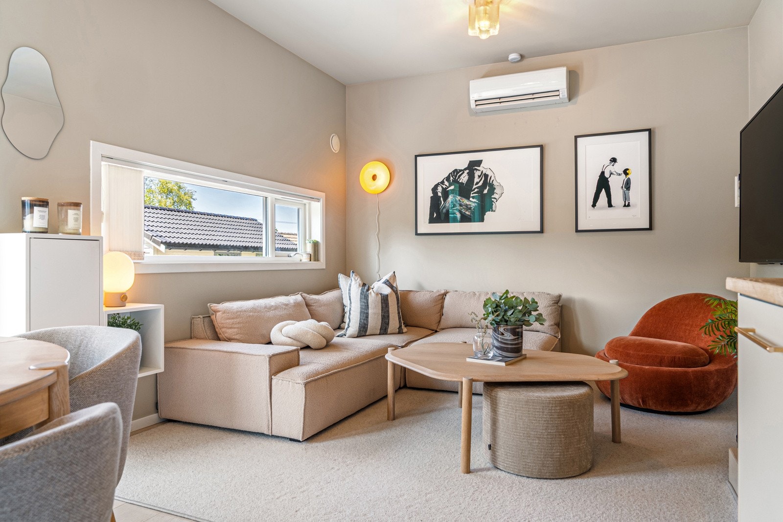 Åpen stue-/kjøkken løsning med store vindusflater og mye naturlig lys. Malte vegger i tidsriktige farger og pen enstavs eikeparkett på gul Galleribilde