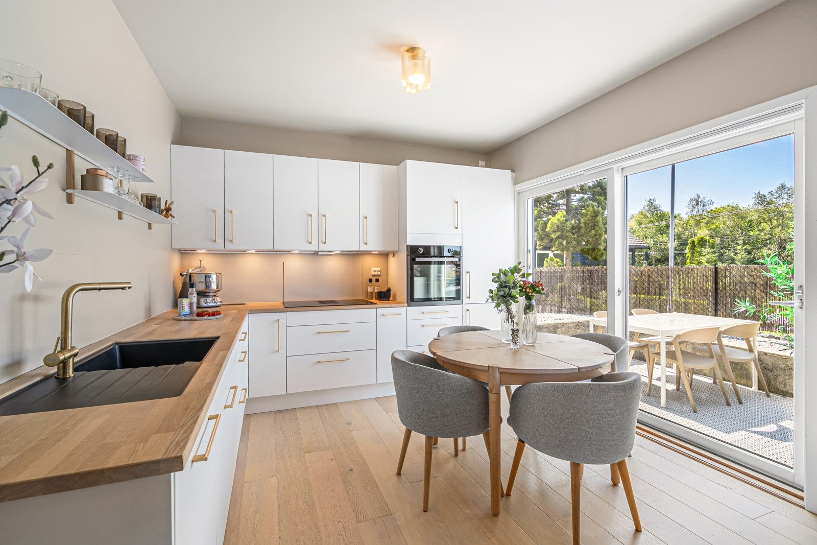 Plass til spisebord ved kjøkken. Galleribilde