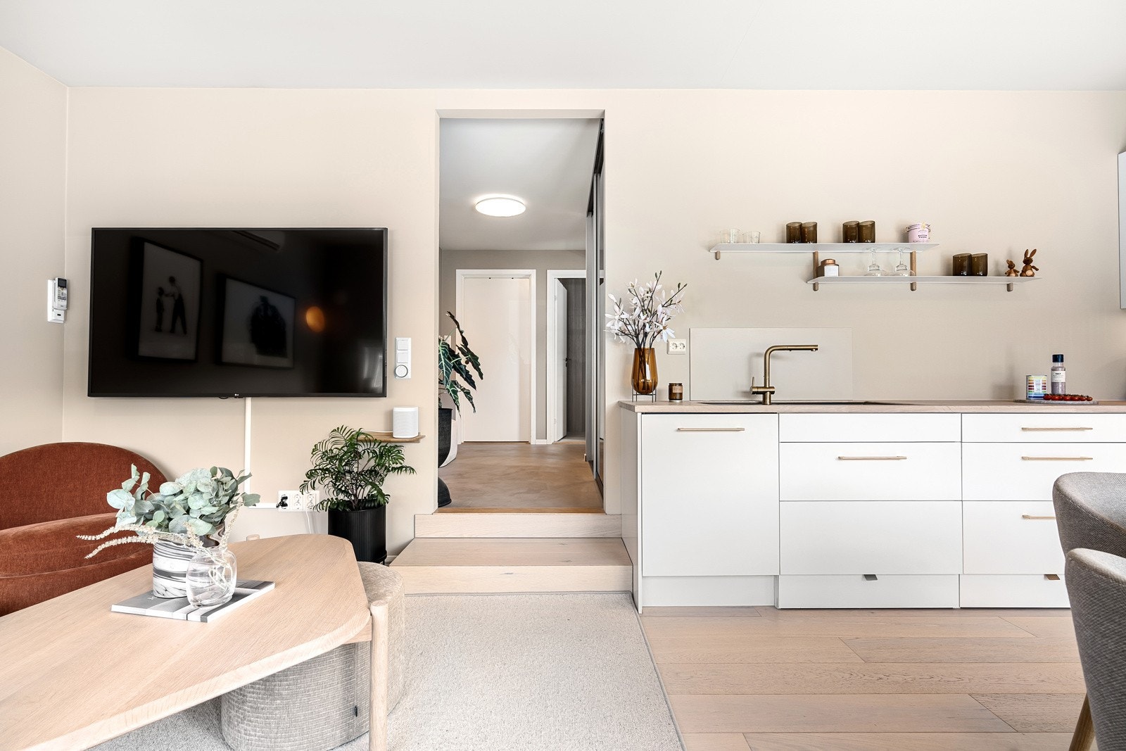 Videre kommer du inn til en luftig stue-/kjøkkenløsning med store vindusflater og ekstra takhøyde, som bidrar til en god romfølelse. Galleribilde