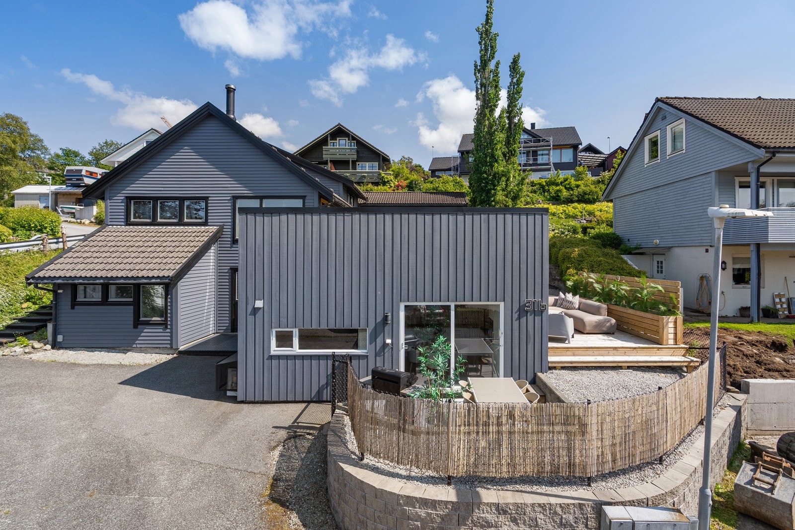 Eiendommen er adskilt fra den andre seksjonen, som gir deg følelsen av å bo i en liten enebolig. Gårdsrommet på framsiden tilhører denne seksjonen. God parkeringsmuligheter med plass til flere bilder. Galleribilde