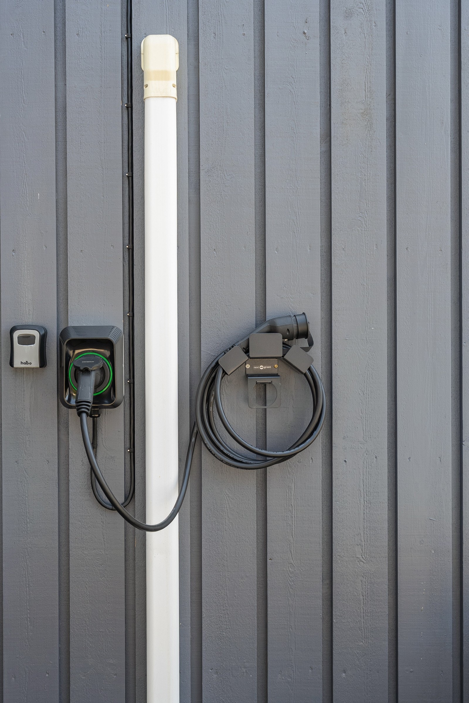 Elbillader medfølger i handelen. Galleribilde