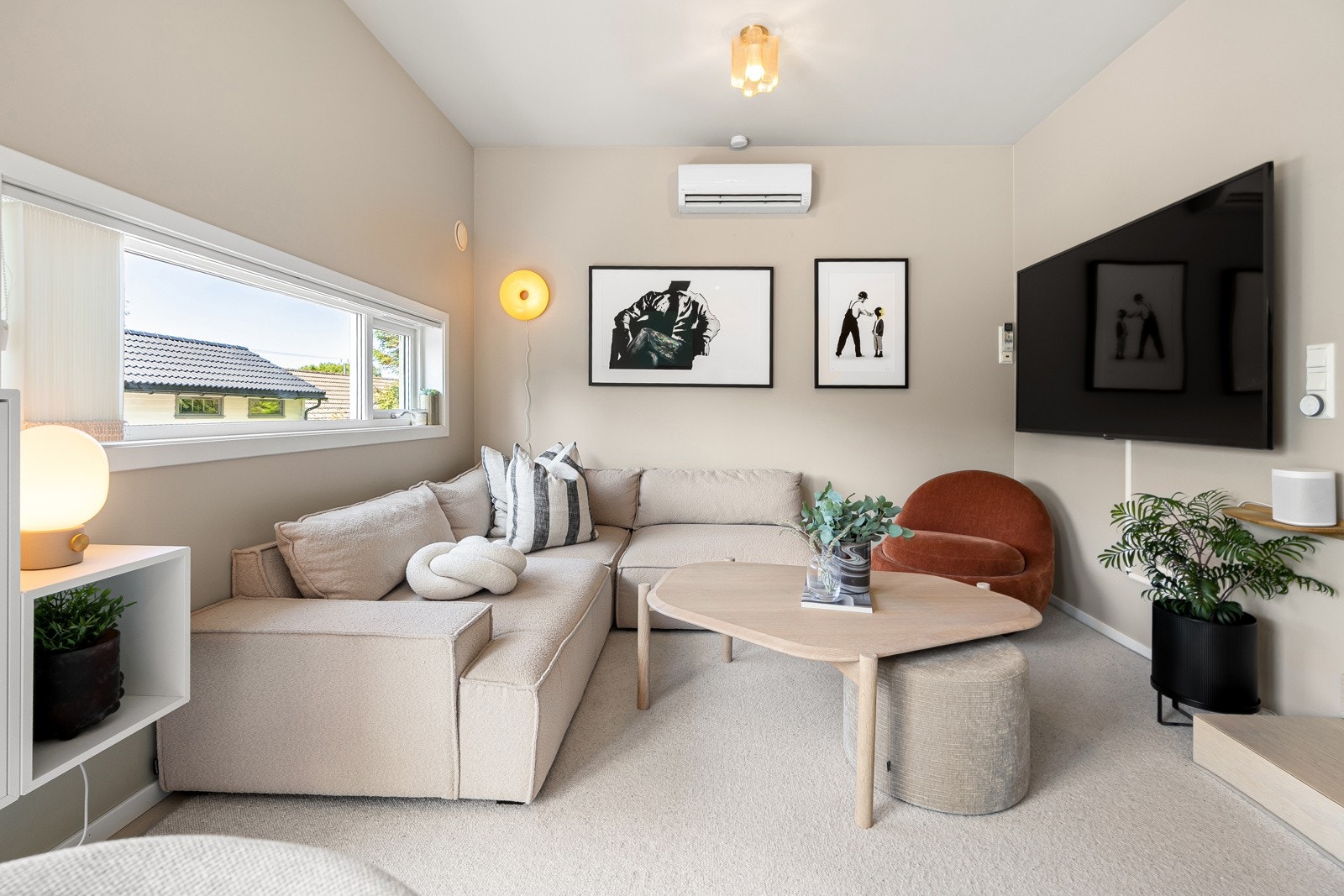 Lun TV-krok med plass til sittegruppe og TV-seksjon. Galleribilde