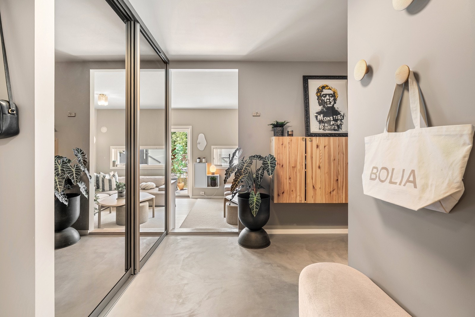 Rikelig med garderobeplass i skyvedørsgarderobe. Galleribilde