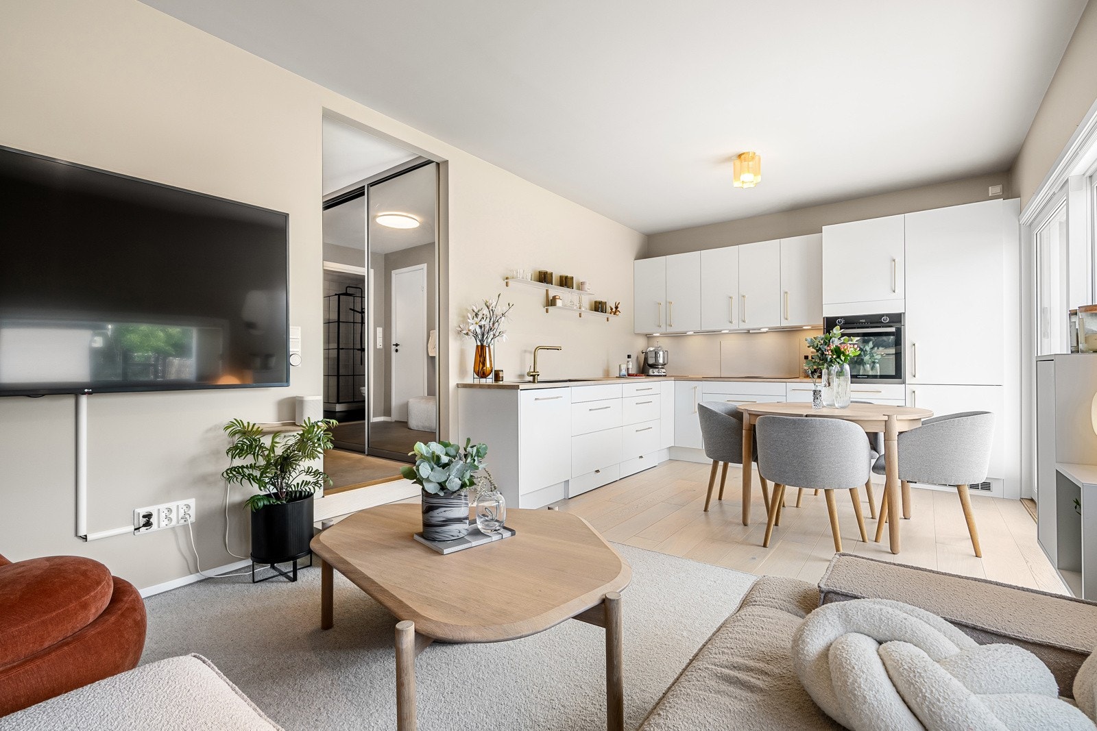 Planløsningen passer ypperlig for sosiale sammenkomster. Galleribilde