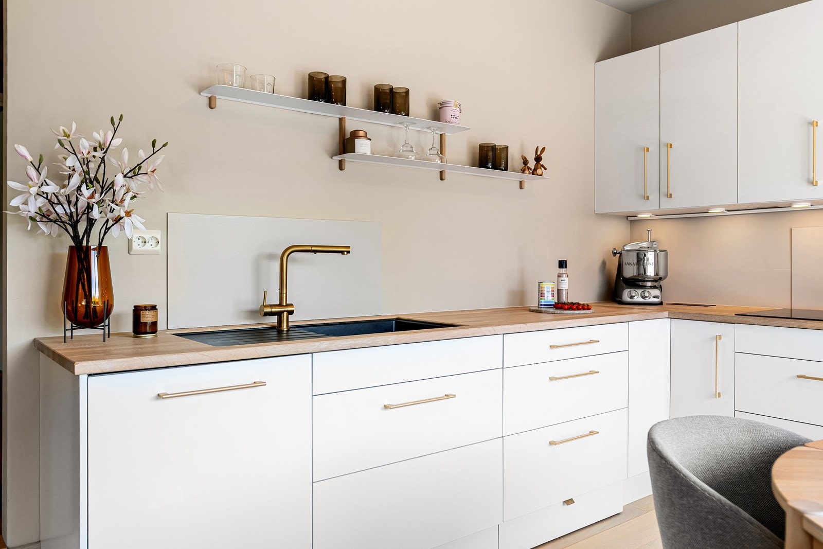 Rikelig med skap- og benkeplass. Galleribilde