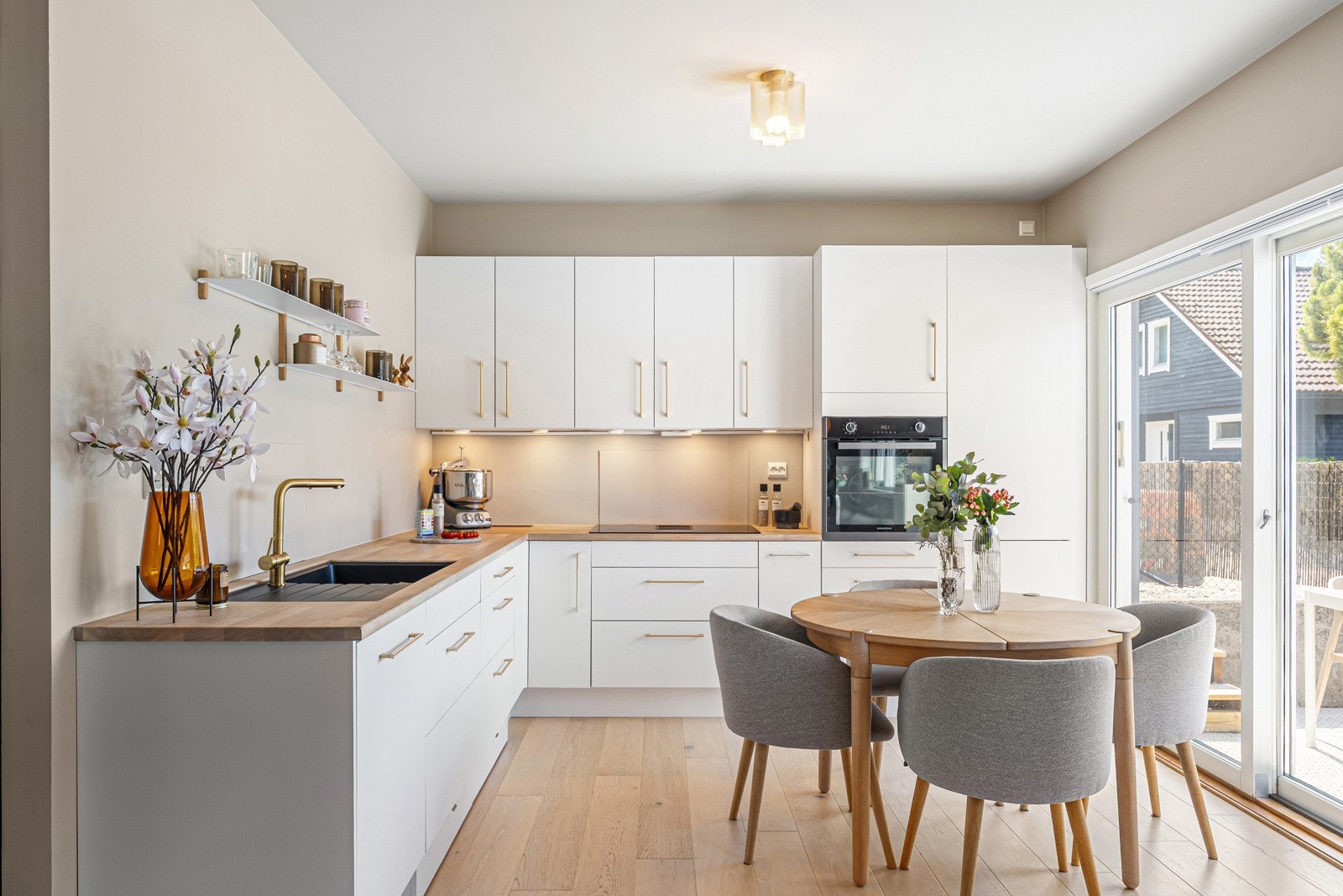 Lekkert og påkostet kjøkken fra kvalitetsmerke Norema. Lyse fronter, benkeplate i heltre, underlimt vask, blandebatteri og håndtak i bronze, som bidrar til et pent helhetsinntrykk. Galleribilde