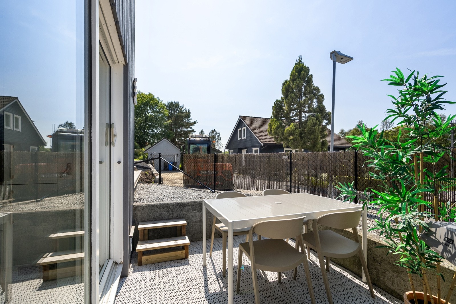 Pent opparbeidet og solrikt uteområde med flere utvendige soner. Galleribilde