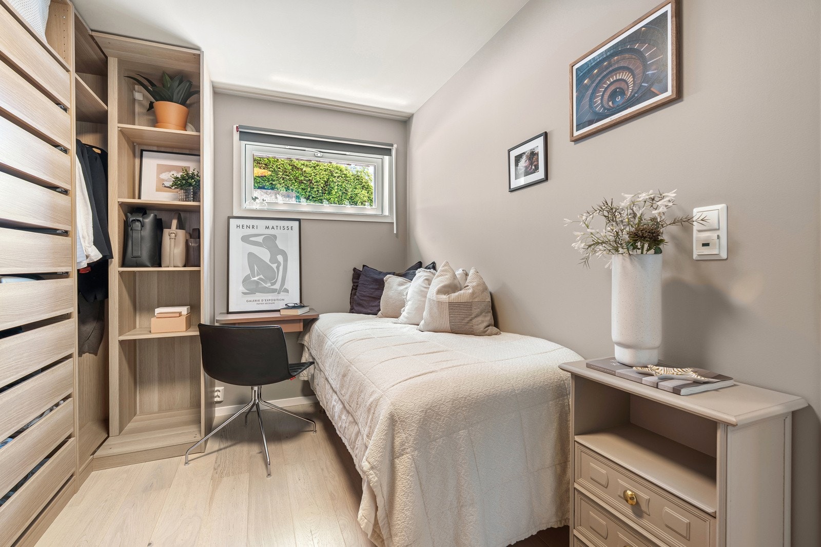 Gjesterom med praktisk fastmontert kontorløsning og svært god garderobeløsning. Galleribilde