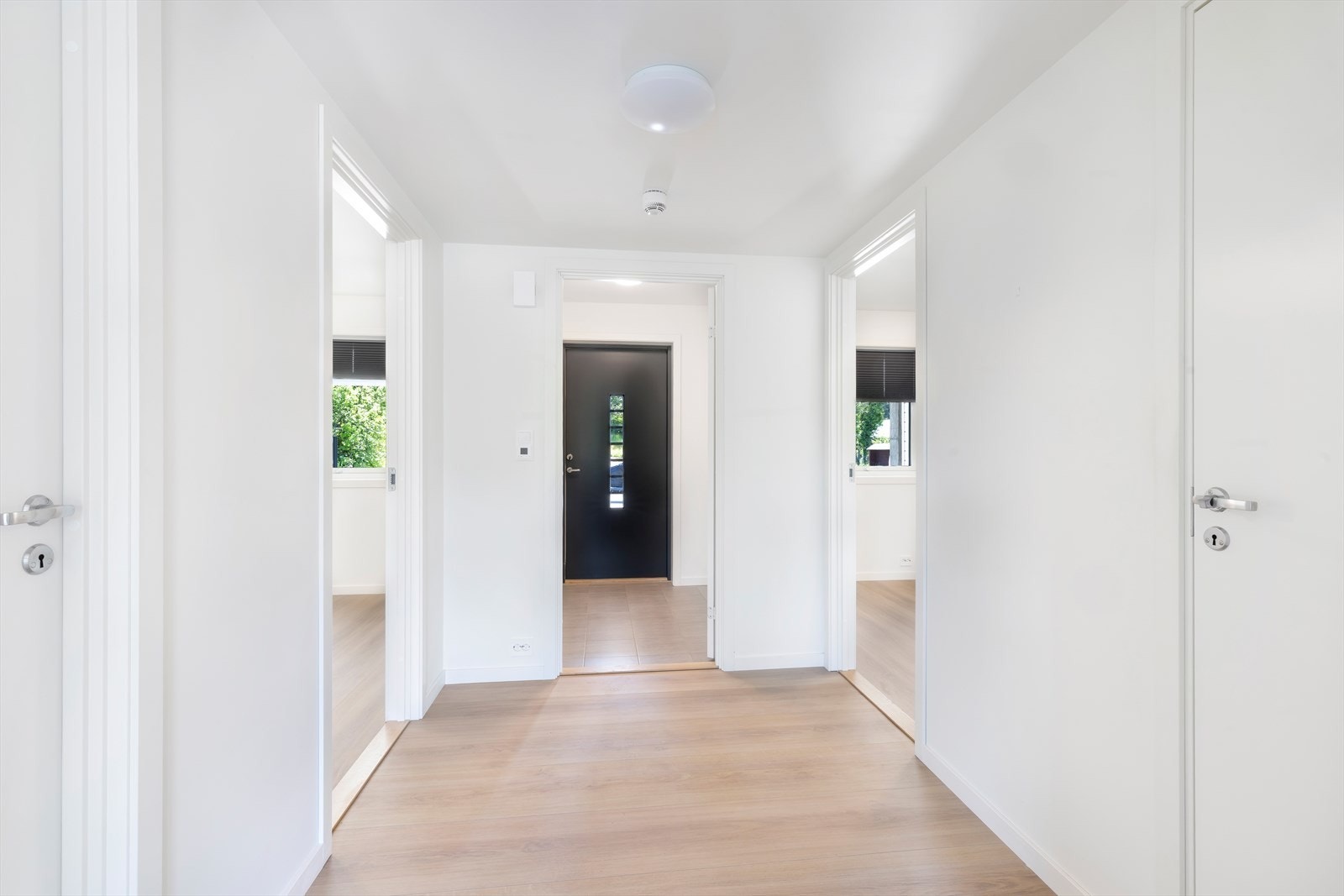 Fra gang mot inngangsparti. Galleribilde