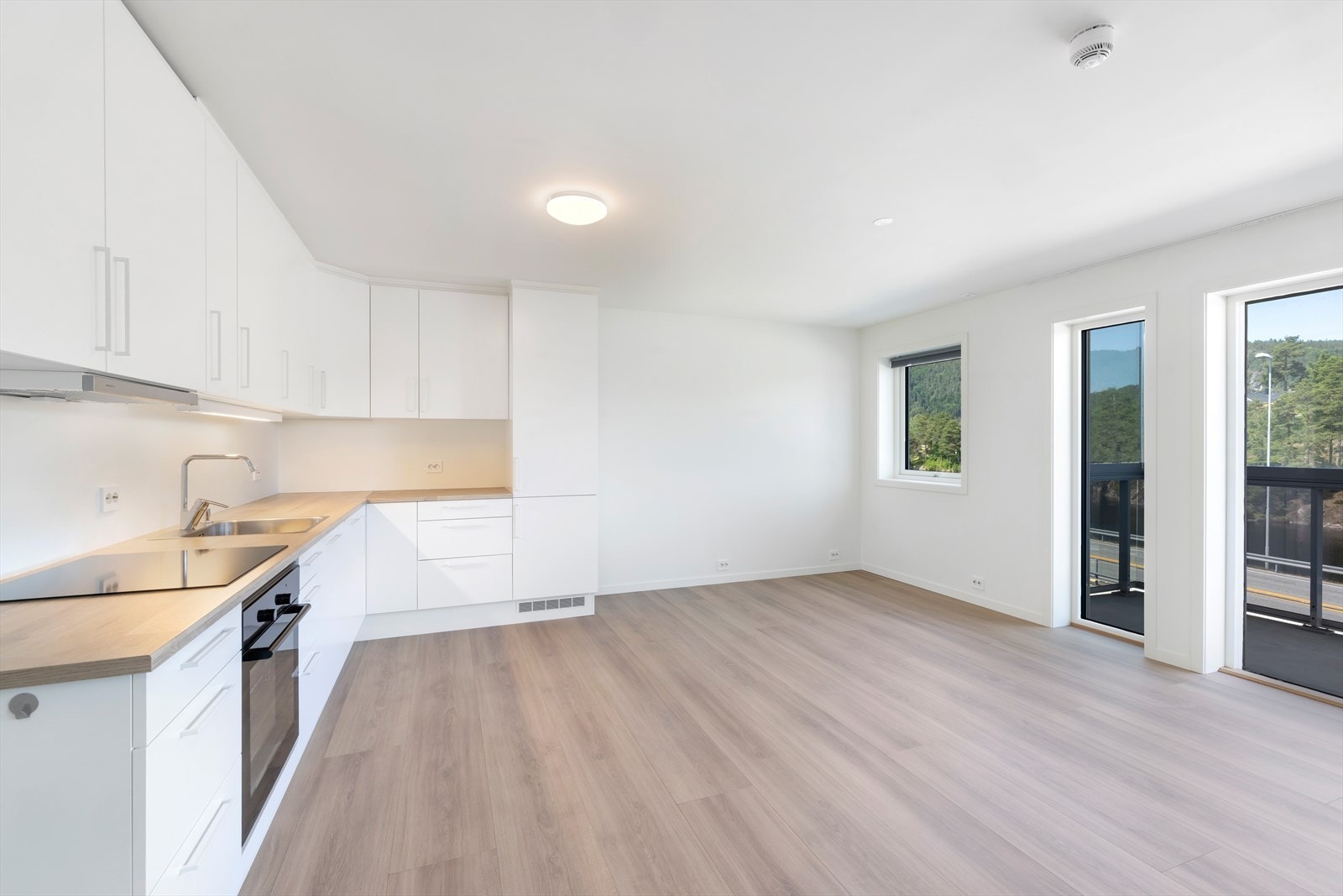 Åpen løsning mellom stue og kjøkken. Galleribilde