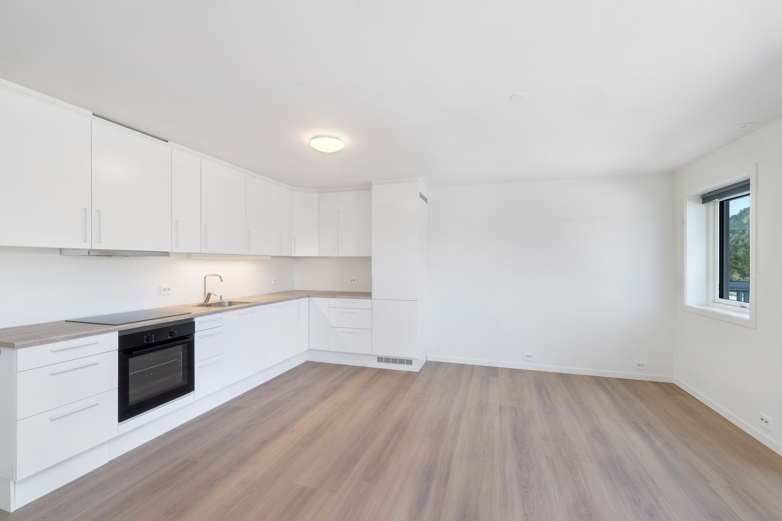 God benk- og skapplass. Galleribilde