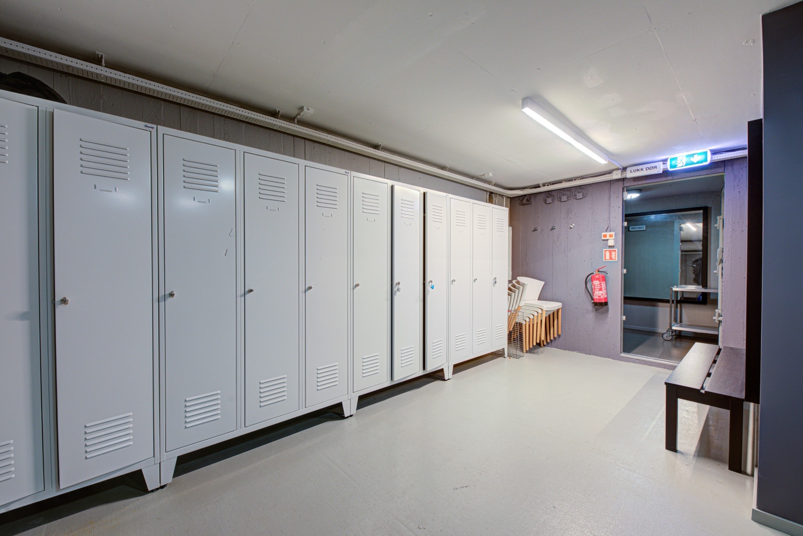 Dame- og herregarderobe i underetasjen Galleribilde