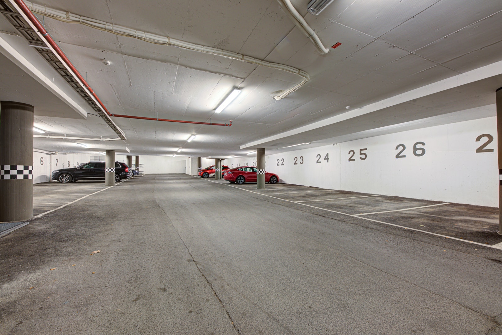 God parkeringsdekning, både i parkeringsanlegg og utendørs Galleribilde