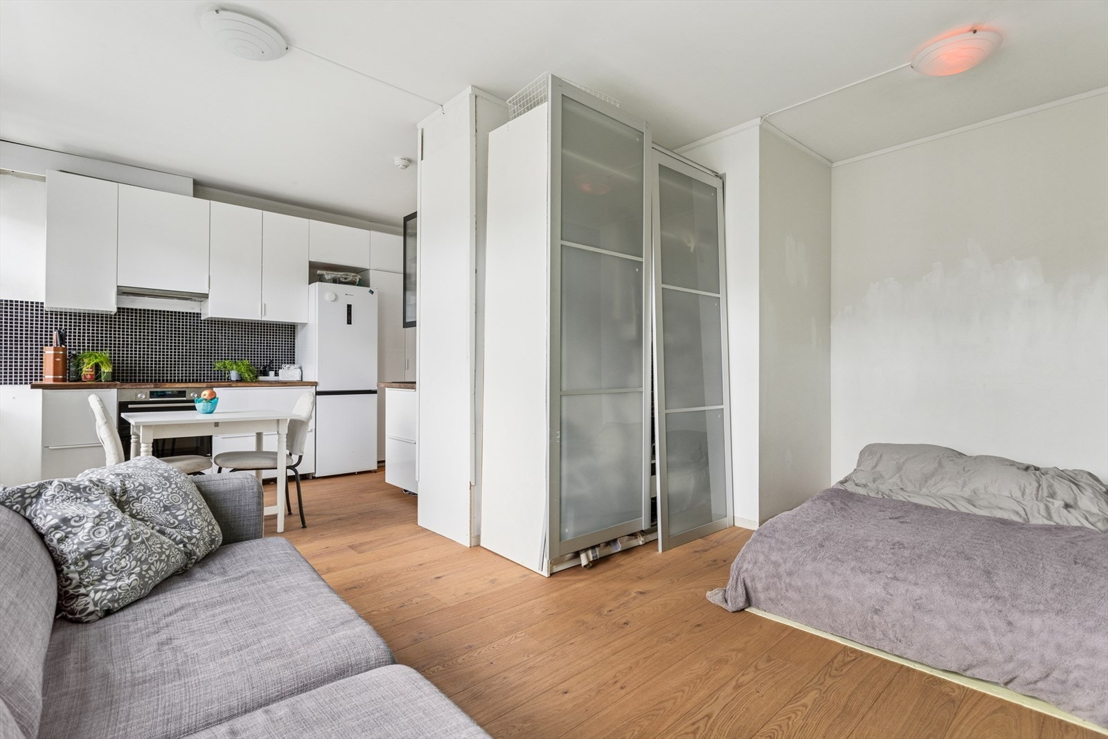 Kjøkken, stue og soveavdeling. Galleribilde