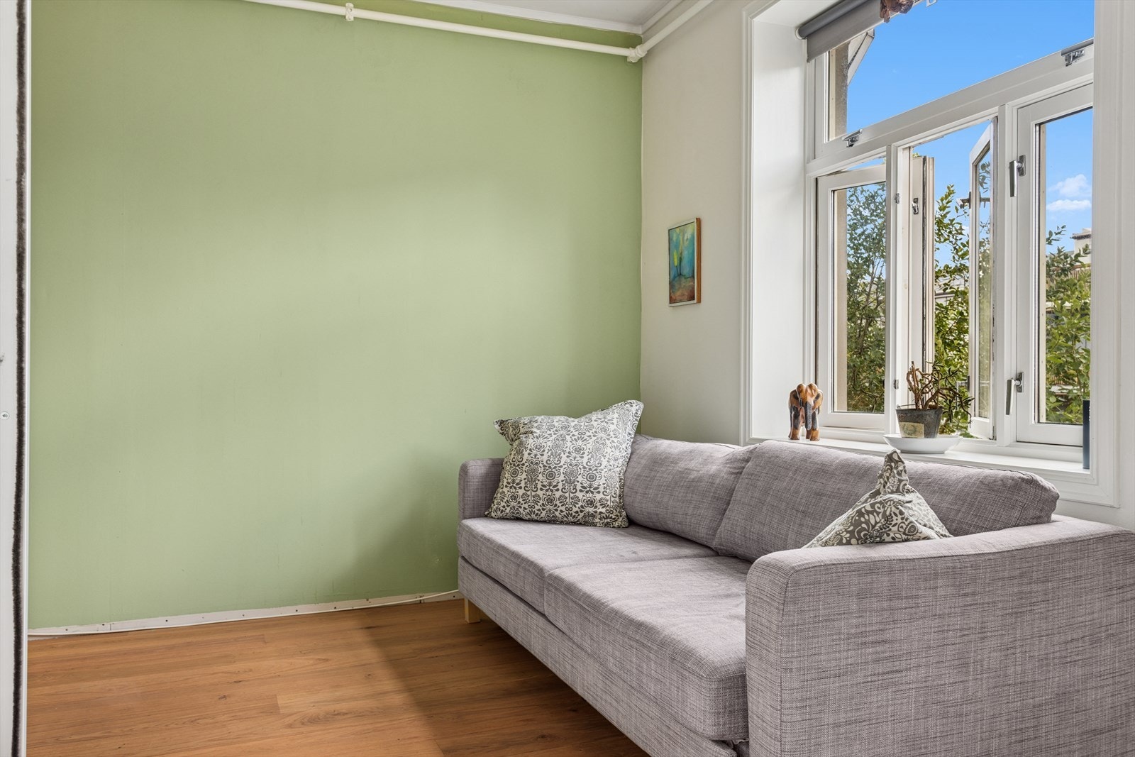 Leiligheten ligger i byggets tredje etasje og har en smart- og praktisk planløsning - perfekt for studenten eller pendleren som ønsker å bo sentralt og med kort vei til off. kommunikasjon m.v. Galleribilde