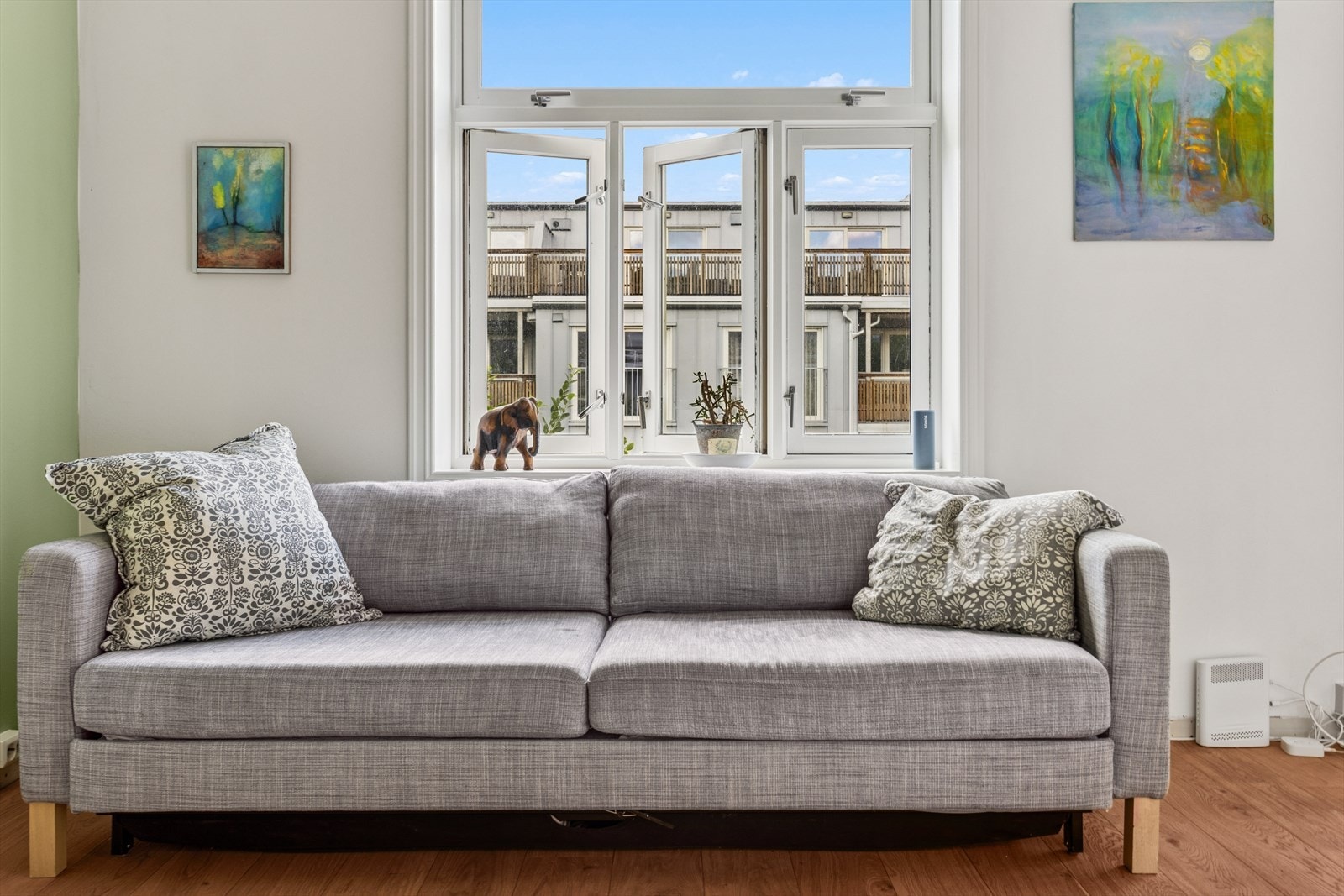 Stuen har store vinduer som sørger for godt lysinnslipp. Galleribilde