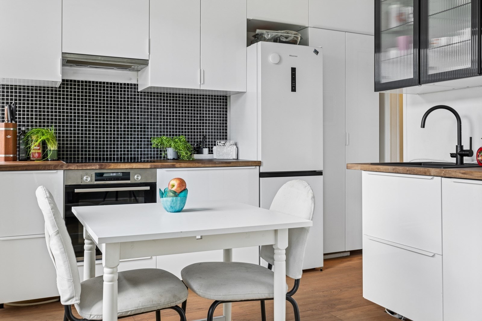 Montert nytt kjøkken (IKEA) med Bosch oppvaskmaskin, stekeovn og platetopp for smarthus. Ny ventilator. Galleribilde