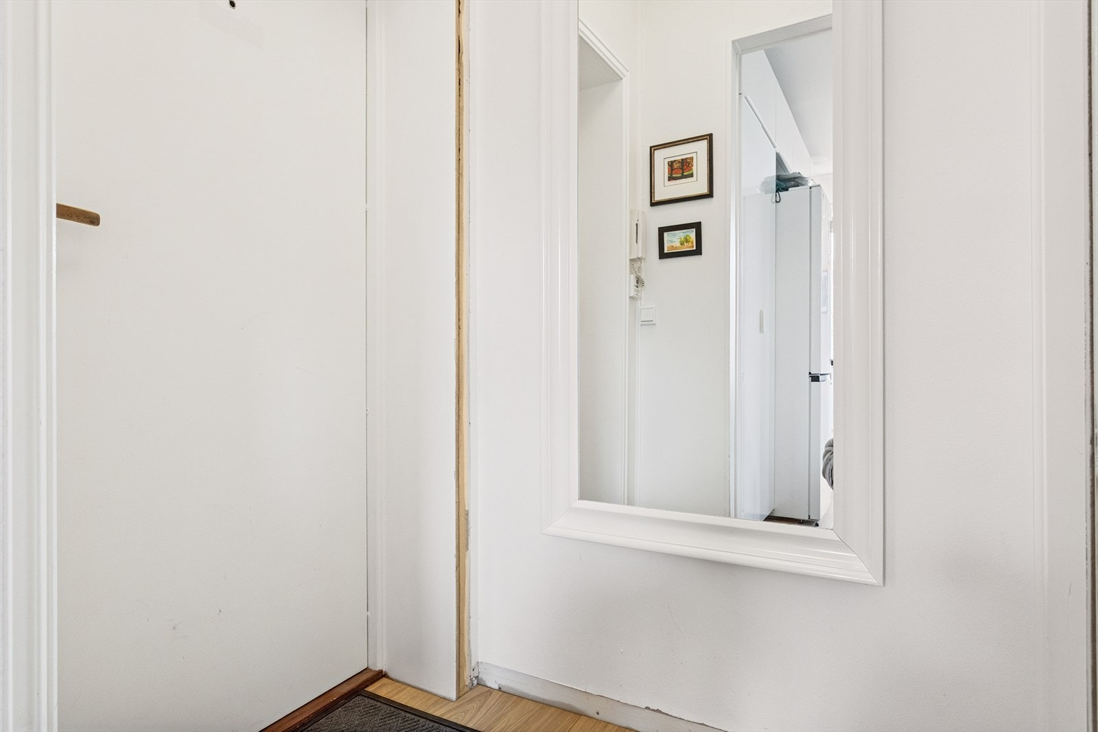 Entréen er ca 1,4 m². Galleribilde