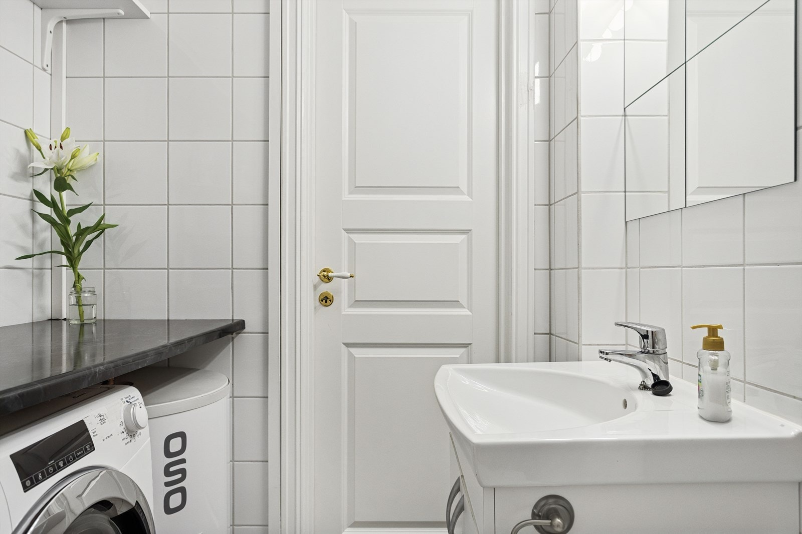 Baderommet er ca 3,3 m² og har flis på gulv og vegg, malt slett himling. Galleribilde