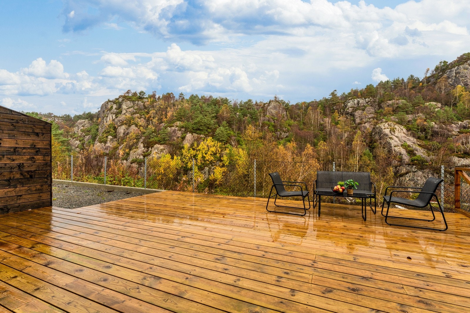 Soverommet har utgang til en aldeles fin platting. Plattingen måler 43,6 kvm og har fantastiske utsikt mot Pøylo og ellers nydelig natur. Galleribilde