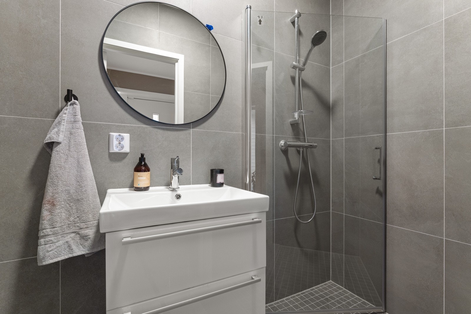 Like ved inngangsdøren finner man et fulllverdig baderom med tidsriktig innredning. Galleribilde