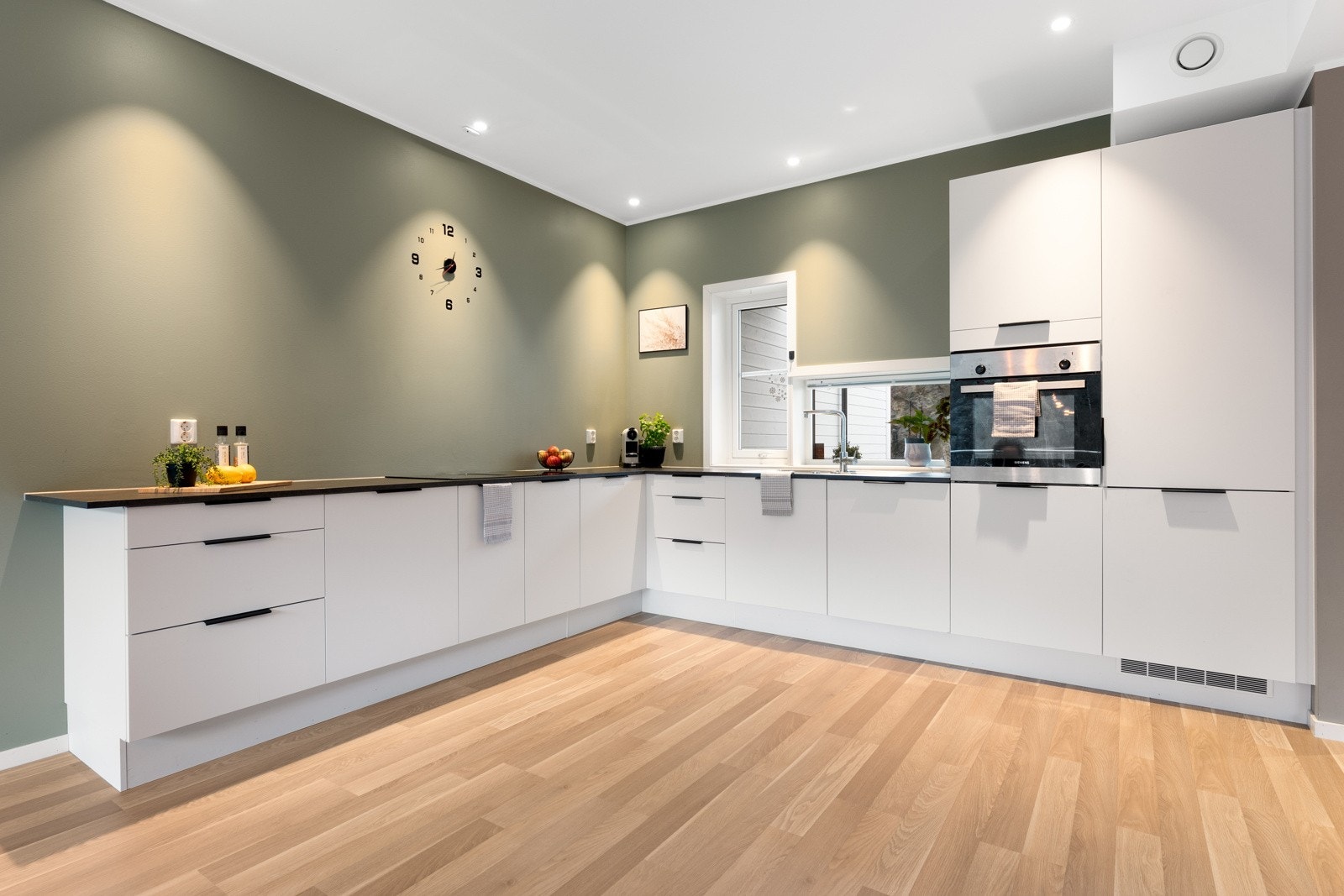 Kjøkkenet har en lekker og ekslusiv innredning fra HTH. Galleribilde