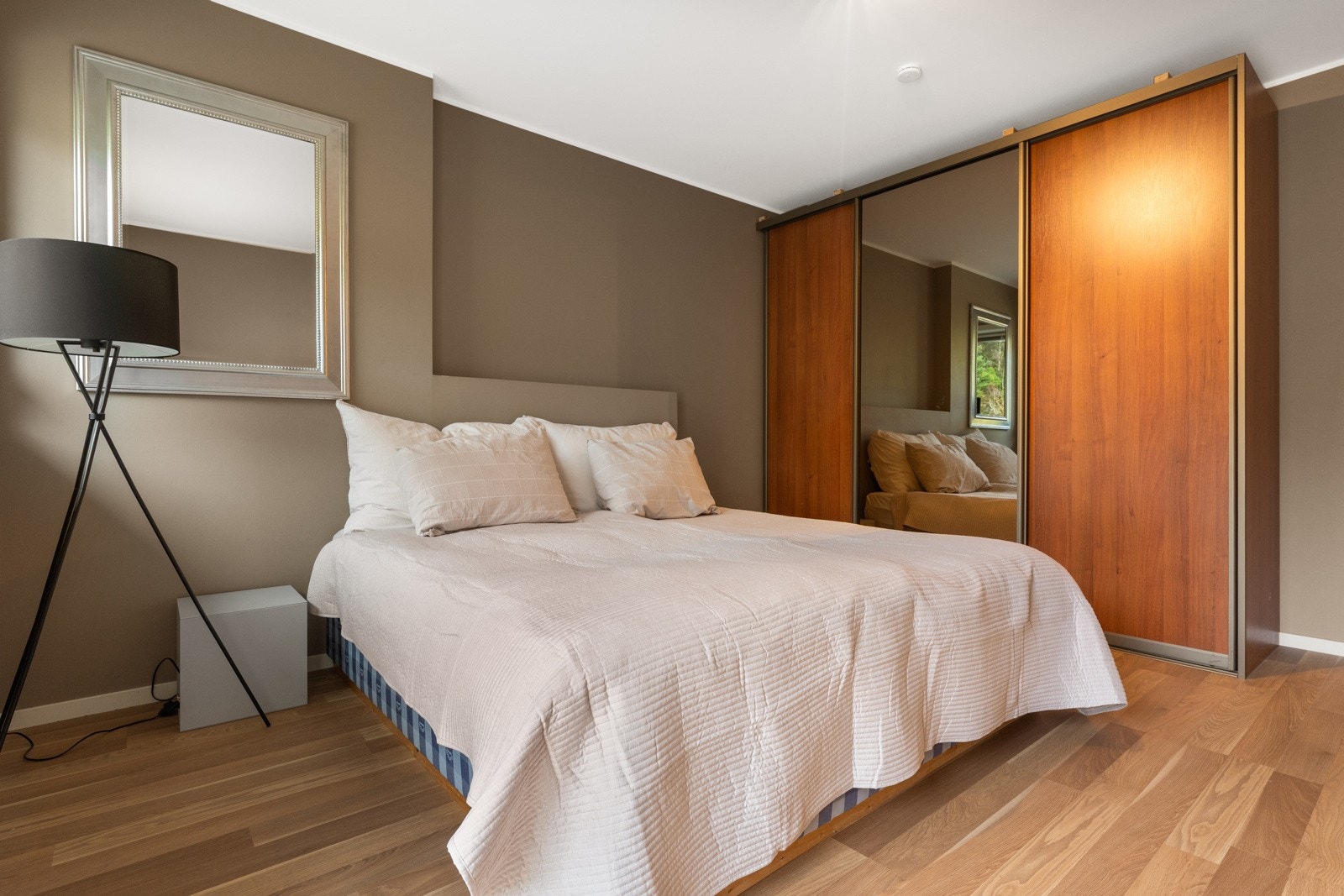 Soverommet måler hele 15,1 kvm og har godt med plass til dobbeltseng og garderobe. Galleribilde