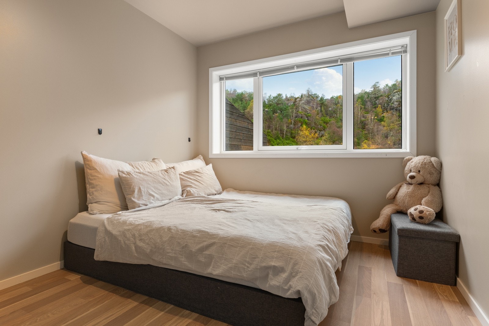 Videre byr etasjen på enda et romslig soverom. Galleribilde