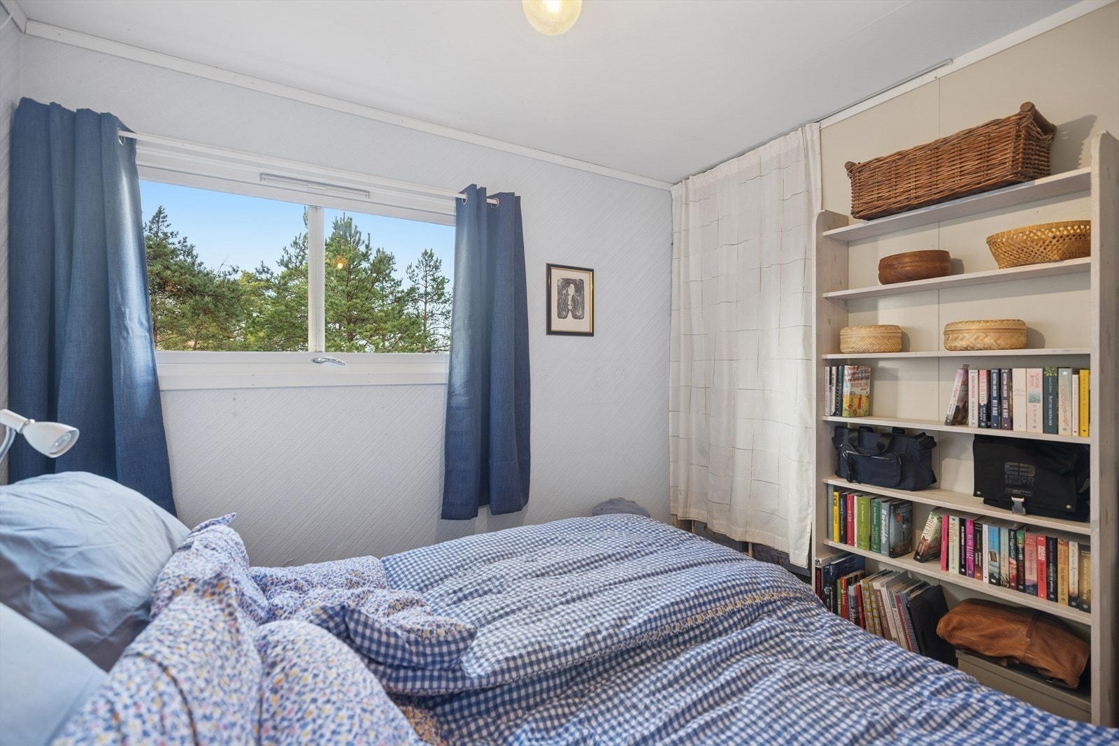 Hovedsoverommet har god plass til dobbeltseng, tilhørende møblement og oppbevaring. Galleribilde