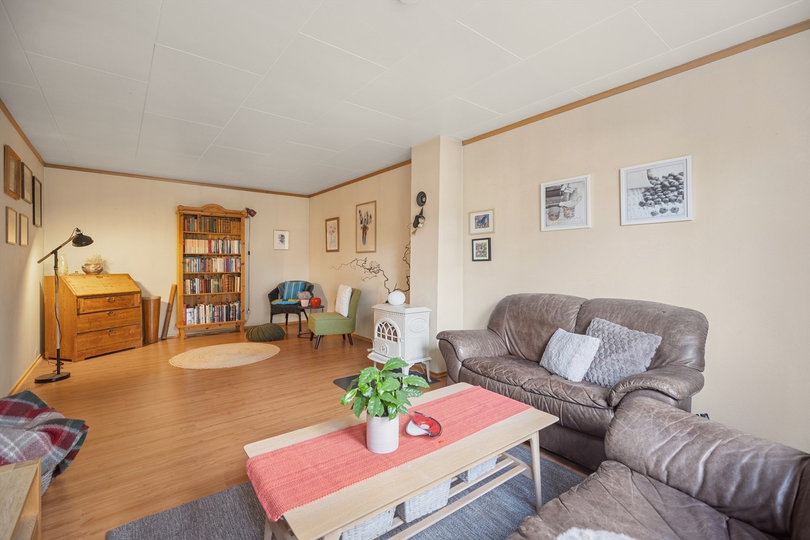 Stue er svært møbleringsvennlig med god plass til å innrede etter egen ønsker og behov. Galleribilde