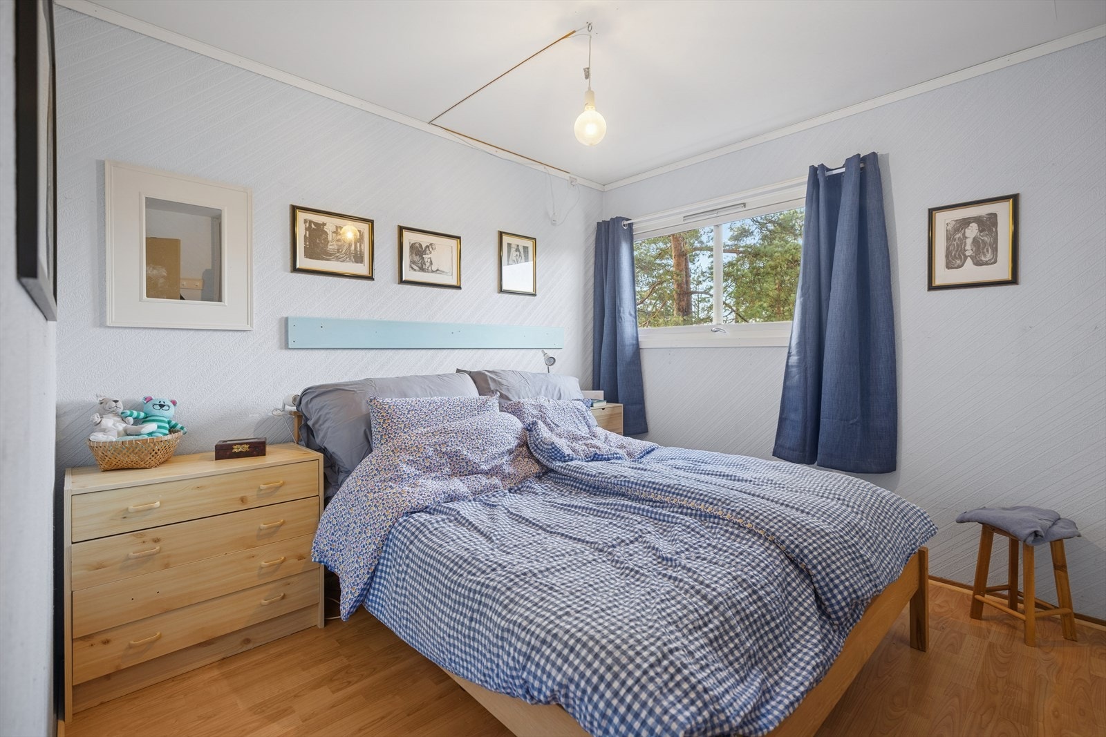 Videre er boligen innredet med tre gode soverom. Galleribilde