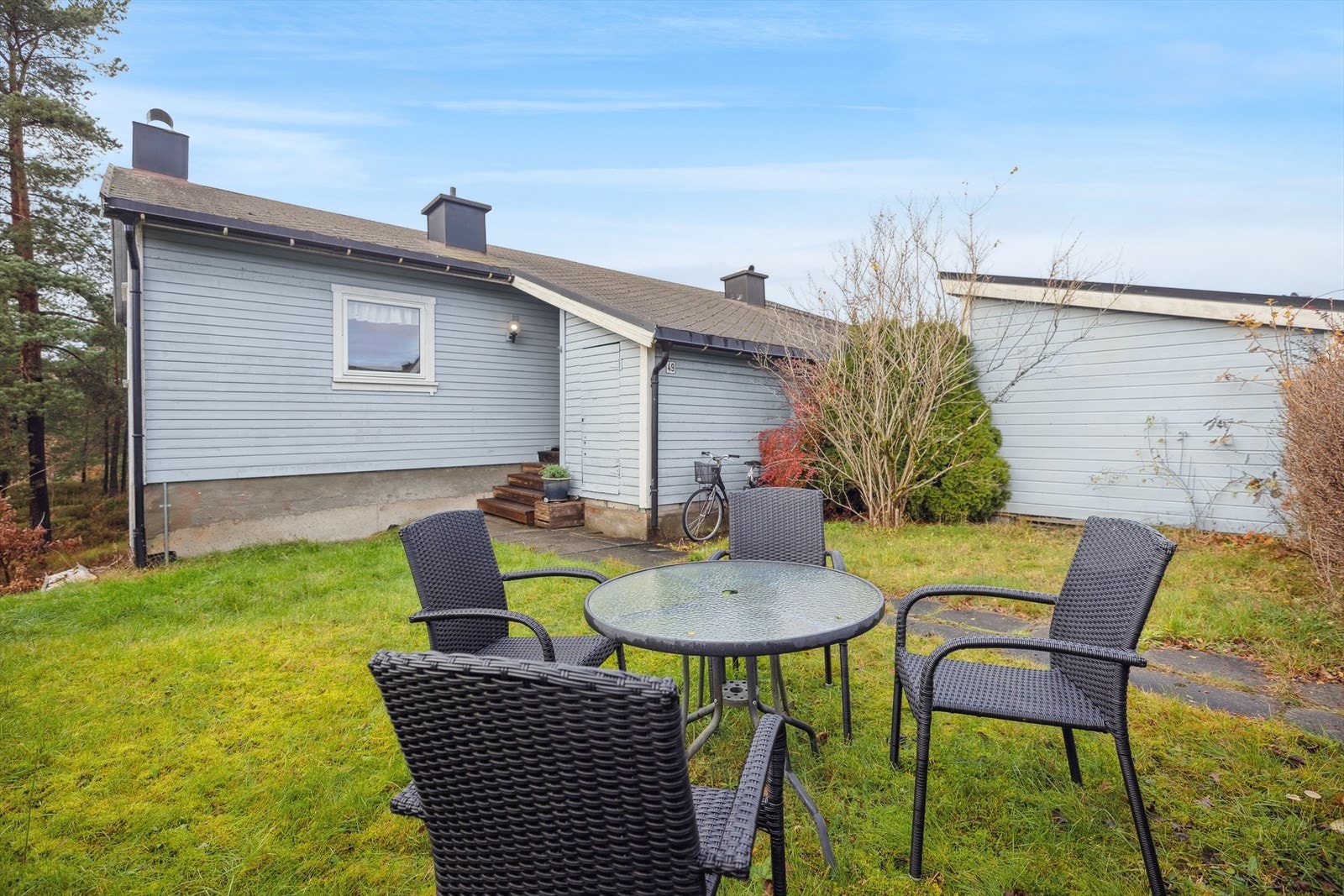 Lettstelt og solrik tomt opparbeidet med plen, hekk betongheller. Galleribilde