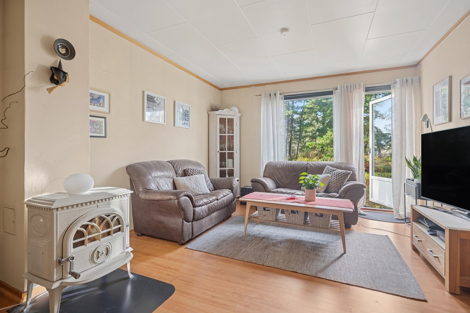 Fra stuen er det direkte utgang til stor terrasse. Galleribilde