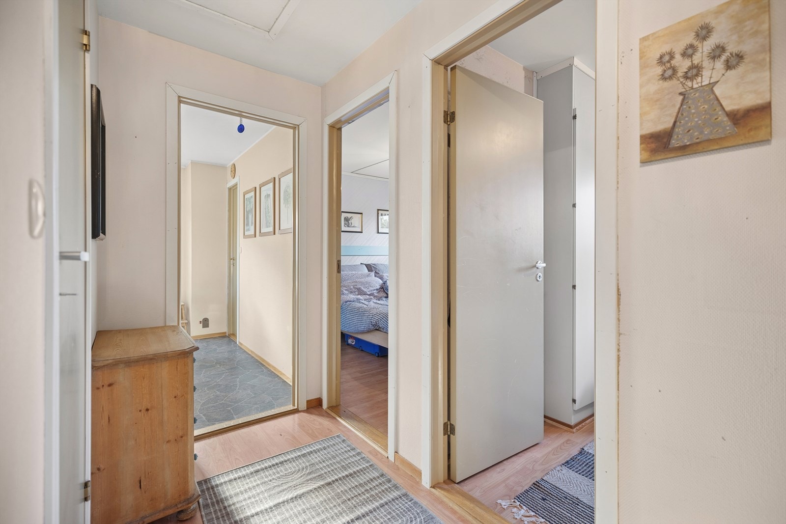 Boligen går over to plan med en god planløsning. Galleribilde