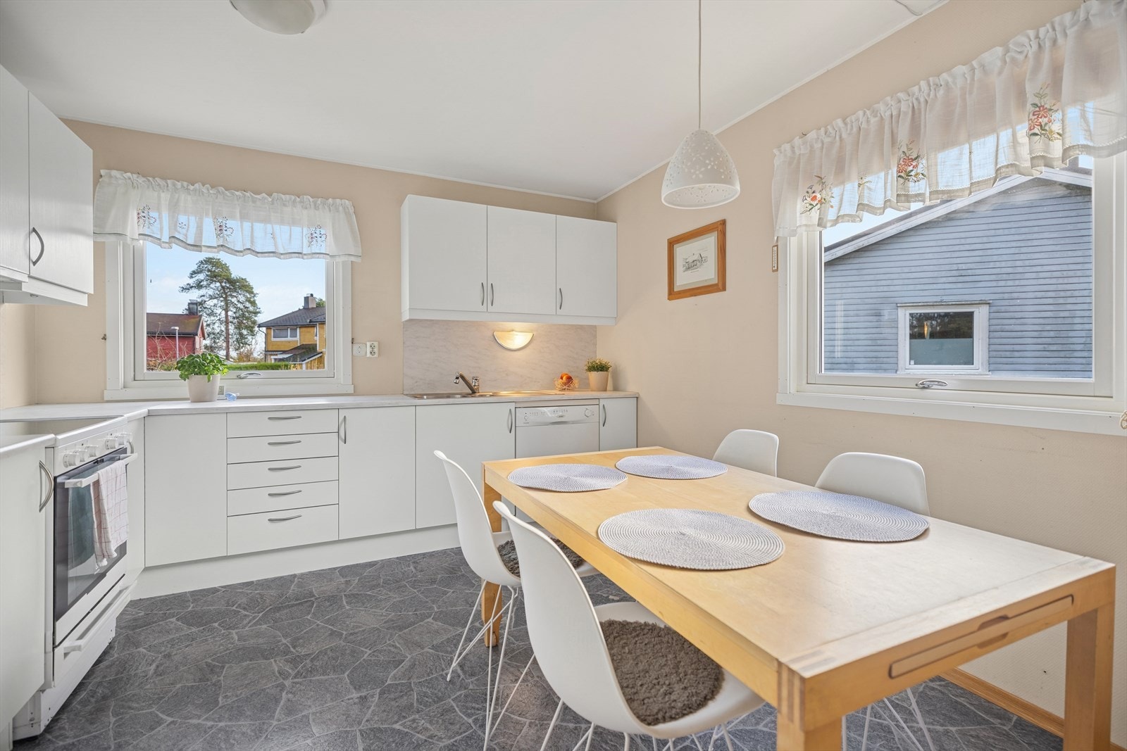 Her er det også plass til stort spisebord. Galleribilde