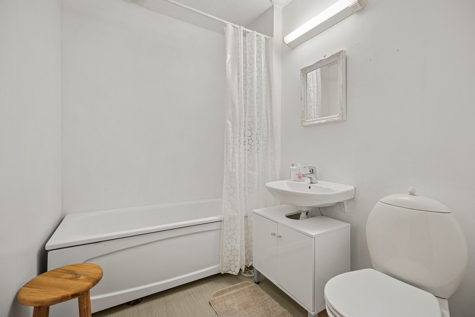 Badet er beliggende i kjelleretasjen og er fra byggeåret. Badet er utstyrt med servant og skap under, badekar, samt gulvmontert toalett. Galleribilde