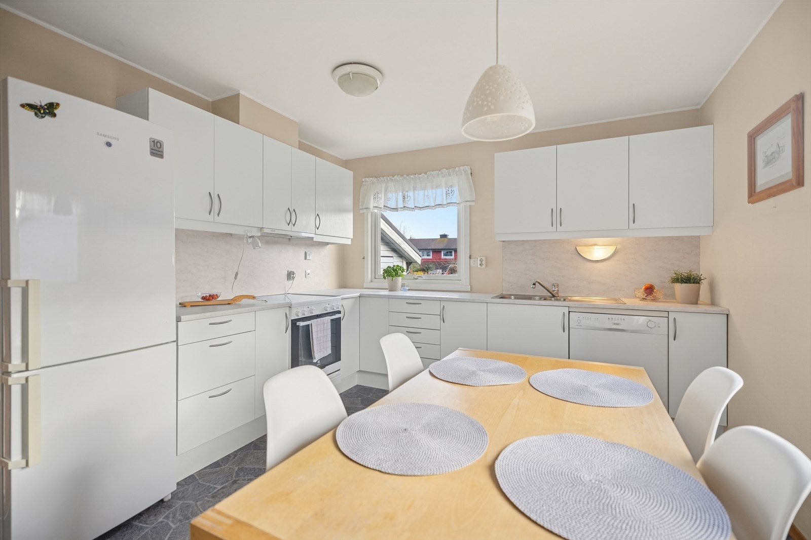 Kjøkkenet er innredet i en praktisk form, og har godt med både skap- og benkeplass. Galleribilde