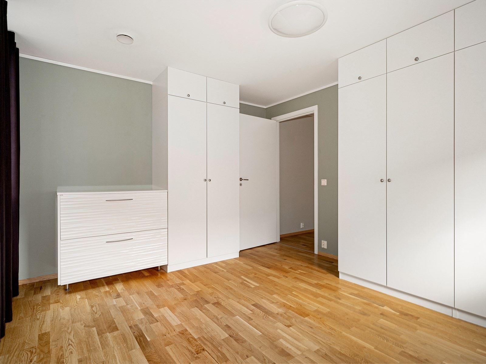 Et hyggelig soverom med god garderobeplass Galleribilde