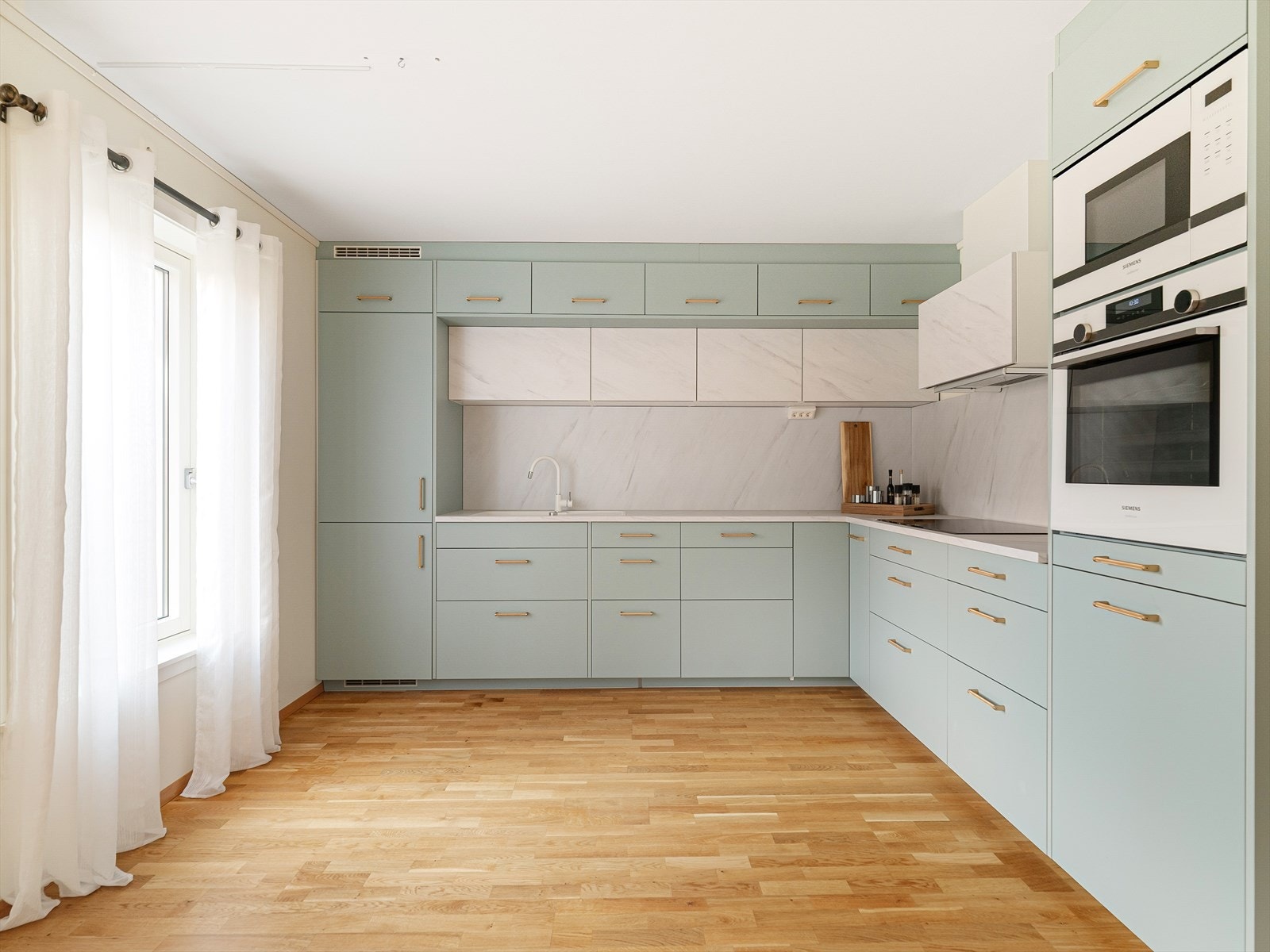 God skap og benkeplass gjør kjøkkenet både innbydende og praktisk Galleribilde