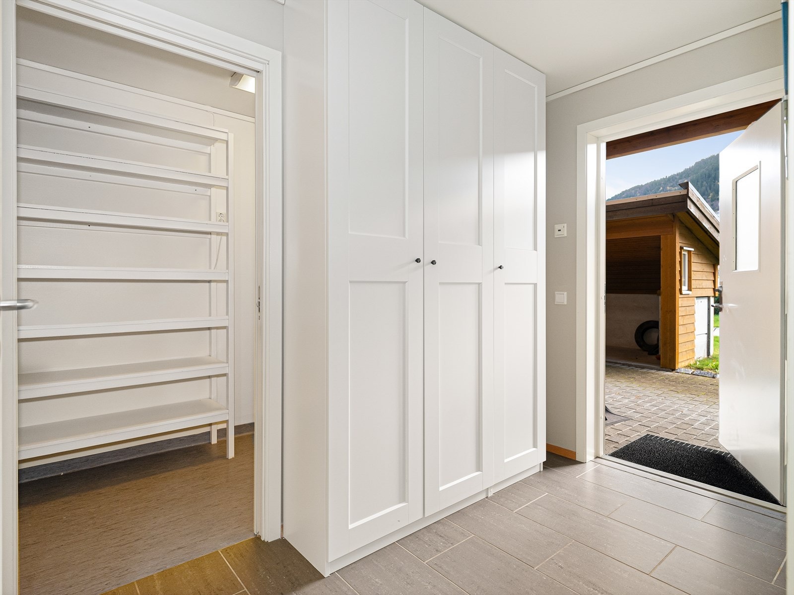 Entre med varme i gulvet, og tilknyttet bod Galleribilde