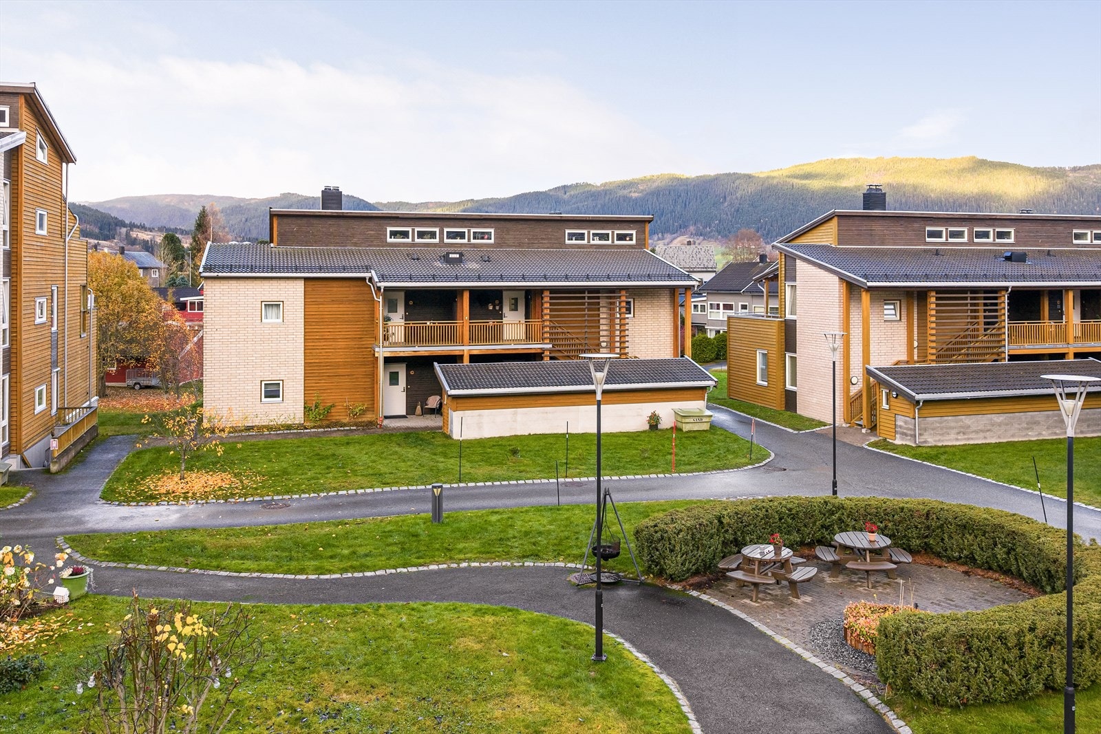 Parkeringsplass i garasjeanlegg, sameiet har avtale med Aneo for løsning med elbilladeder Galleribilde