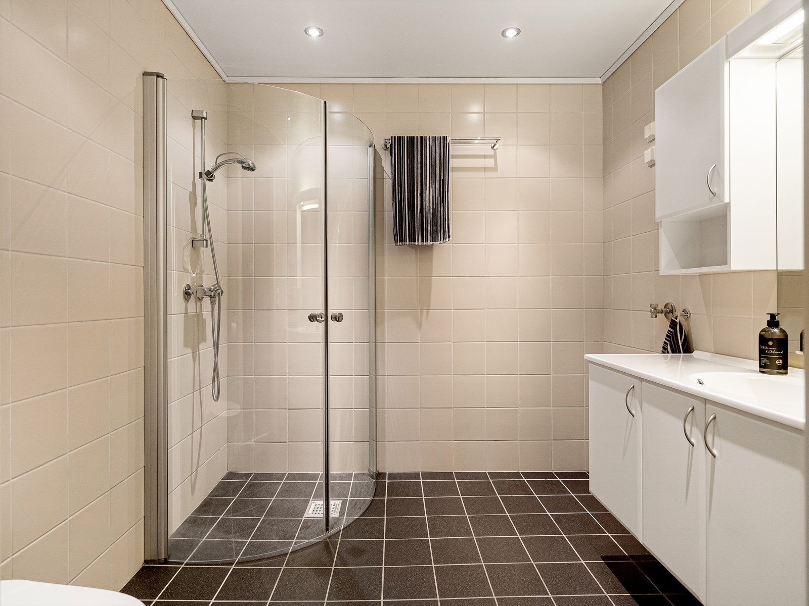 Flott flislagt bad på 5 kvm Galleribilde