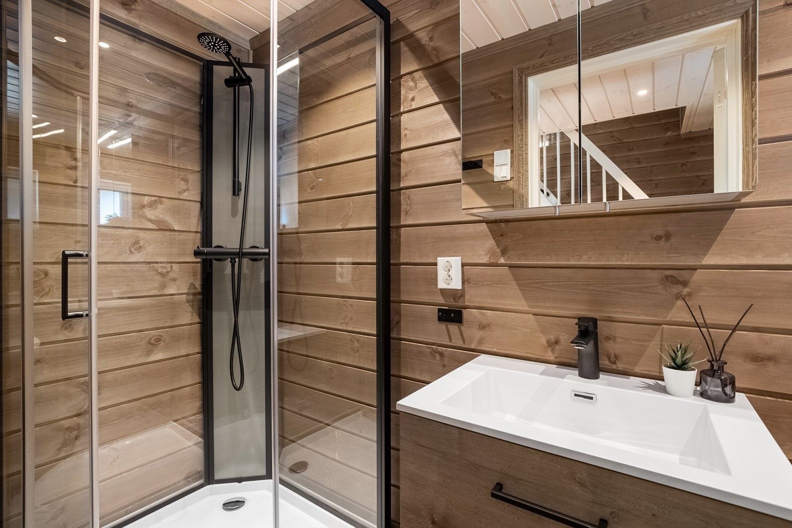 Baderom 2 med dusjkabinett og harmonisk utførelse Galleribilde