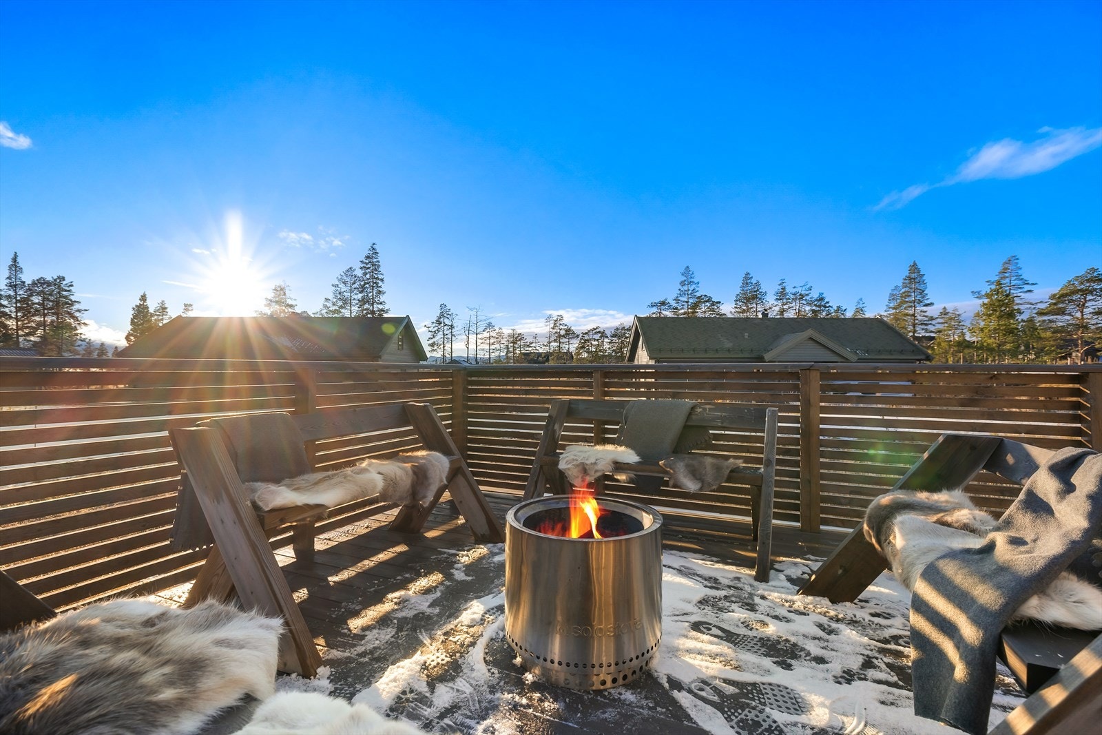 Sydvestvendt terrasse på 80 kvm med plass til flere sittegrupper Galleribilde